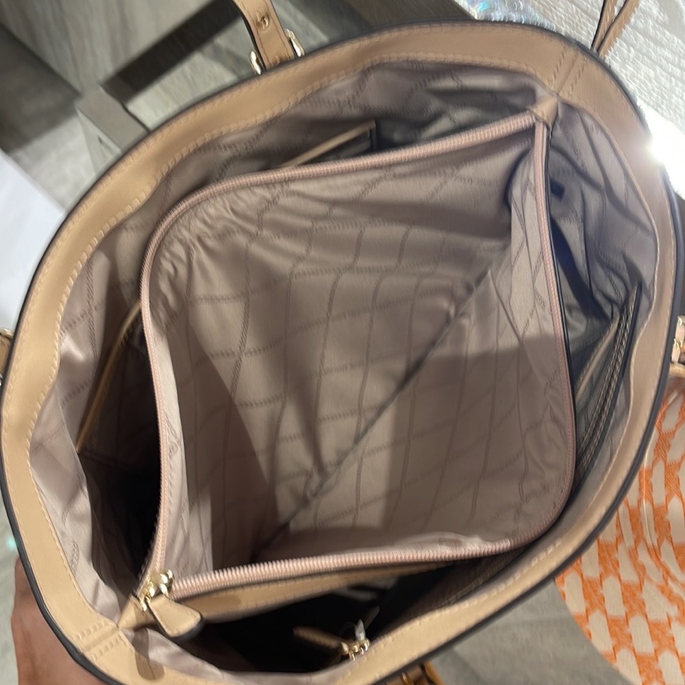 Michael Kors Voyager Small Saffiano Leather Tote Bag
Style#30H1GV6T4T
NWT
OYSTER - Picture 5 of 16